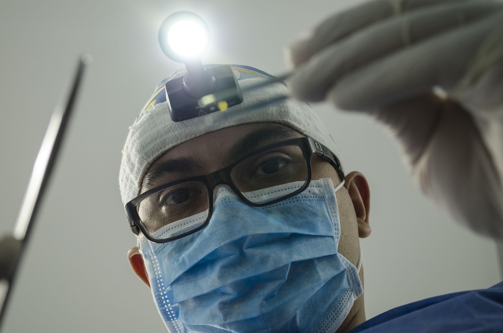 Dentista revisando un diagnóstico digital con una paciente