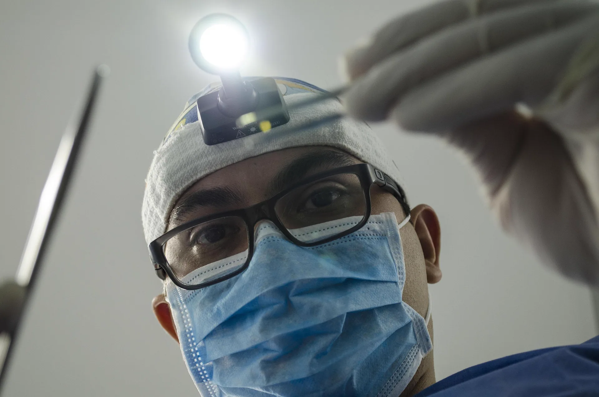 Dentista revisando un diagnóstico digital con una paciente